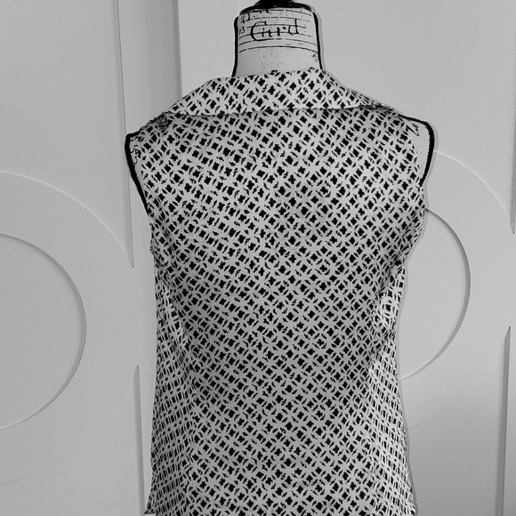 Tahari sleeveless shell top, size small - Picture 2 of 4